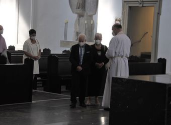 Bischof em. Dr. Friedhelm Hofmann feierte am Freitagnachmittag, 25. Juni, einen Dankgottesdienst mit Ehepaaren, die seit 50, 60 oder 65 Jahren verheiratet sind. Anschließend spendeten der Bischof sowie weitere Priester und Diakone den Jubilaren mit Abstand den Segen.