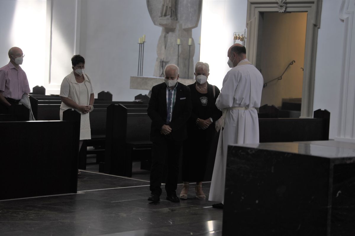 Bischof em. Dr. Friedhelm Hofmann feierte am Freitagnachmittag, 25. Juni, einen Dankgottesdienst mit Ehepaaren, die seit 50, 60 oder 65 Jahren verheiratet sind. Anschließend spendeten der Bischof sowie weitere Priester und Diakone den Jubilaren mit Abstand den Segen.