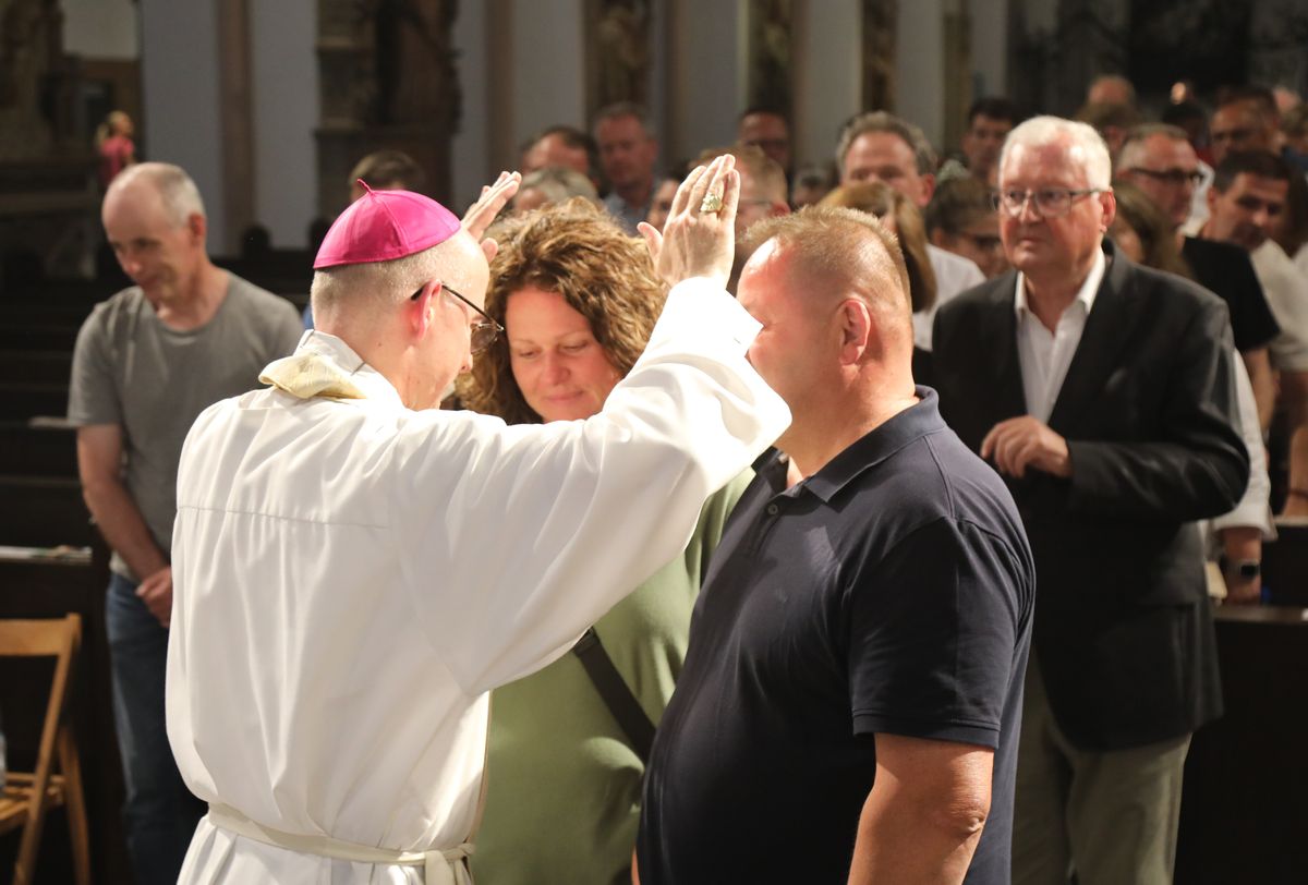 Mit rund 1000 Eheleuten, die in diesem Jahr Silberhochzeit haben, feierte Bischof Dr. Franz Jung am Freitagabend, 4. Juli 2025, einen Pontifikalgottesdienst im Kiliansdom. Im Anschluss erteilten er, Weihbischof Paul Reder sowie weitere Seelsorgerinnen und Seelsorger den Paaren einzeln den Segen.