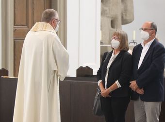 Im Anschluss an den Ehejubilarsgottesdienst mit Weihbischof Ulrich Boom am Freitagvormittag, 2. Juli, konnten sich die Paare von ihm und weiteren Priestern und Diakonen segnen lassen.