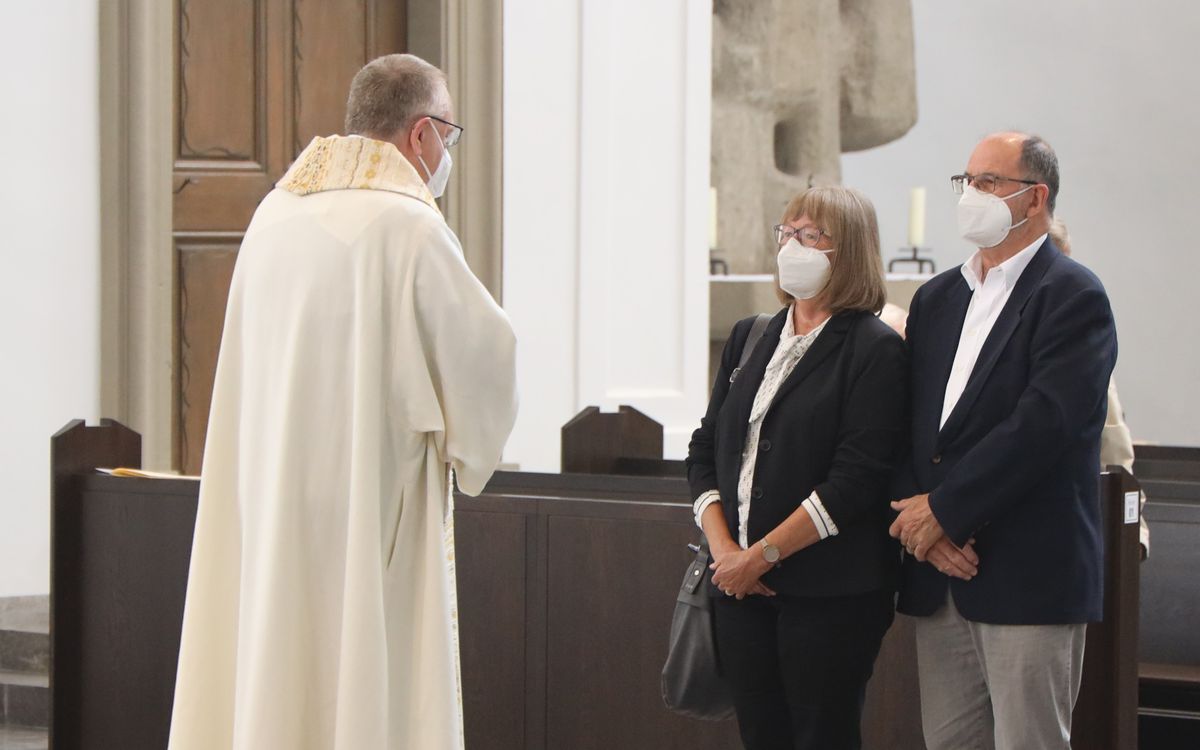 2721/0646 Ehejubilare Freitag, 2- Juli vormittags WB Boom_28479 Im Anschluss an den Ehejubilarsgottesdienst mit Weihbischof Ulrich Boom am Freitagvormittag, 2. Juli, konnten sich die Paare von ihm und weiteren Priestern und Diakonen segnen lassen.