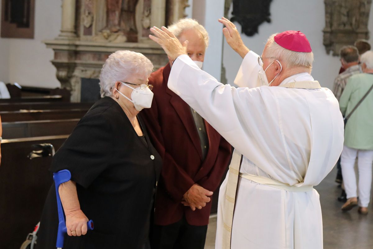 	 Weihbischof Ulrich Boom feierte am Mittwochnachmittag, 30. Juni, einen Gottesdienst für Ehepaare, die 2020 oder 2021 ihr goldenes, diamantenes oder eisernes Ehejubiläum hatten. Im Anschluss konnten sich die Paare segnen lassen.