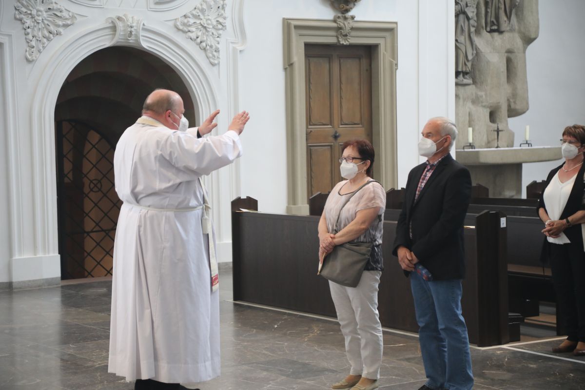 2621/0609 Ehejubilare Weihbischof Boom_27502 Weihbischof Boom und weiteren Priester und Diakone weihen Ehejubilare, die ihr goldenes, diamantenes oder eisernes Ehejubiläum feiern.