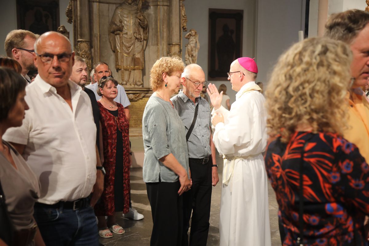 Mit rund 1000 Eheleuten, die in diesem Jahr Silberhochzeit haben, feierte Bischof Dr. Franz Jung am Freitagabend, 4. Juli 2025, einen Pontifikalgottesdienst im Kiliansdom. Im Anschluss erteilten er, Weihbischof Paul Reder sowie weitere Seelsorgerinnen und Seelsorger den Paaren einzeln den Segen.