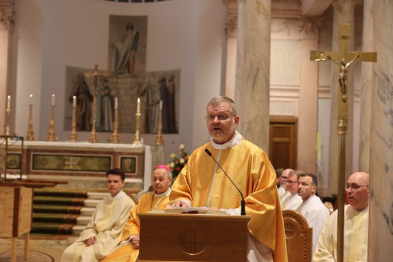 Bischof Dr. Franz Jung feierte am Sonntag, 6. Oktober, einen Gottesdienst zum Abschluss der Irlandwallfahrt mit den Reliquien der Frankenapostel in der Kathedrale von Cavan. Im Anschluss wurde der Schrein mit den Häuptern der Märtyrer für den Rücktransport nach Würzburg sicher verpackt.