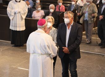 Bischof em. Dr. Friedhelm Hofmann feierte am Freitagnachmittag, 25. Juni, einen Dankgottesdienst mit Ehepaaren, die seit 50, 60 oder 65 Jahren verheiratet sind. Anschließend spendeten der Bischof sowie weitere Priester und Diakone den Jubilaren mit Abstand den Segen.