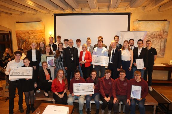 Alle drei Preisträgergruppen mit den Schirmpat(inn)en, Laudator(inn)en und Moderatorinnen des Abends.  Alle drei Preisträgergruppen mit den Schirmpat(inn)en, Laudator(inn)en und Moderatorinnen des Abends.