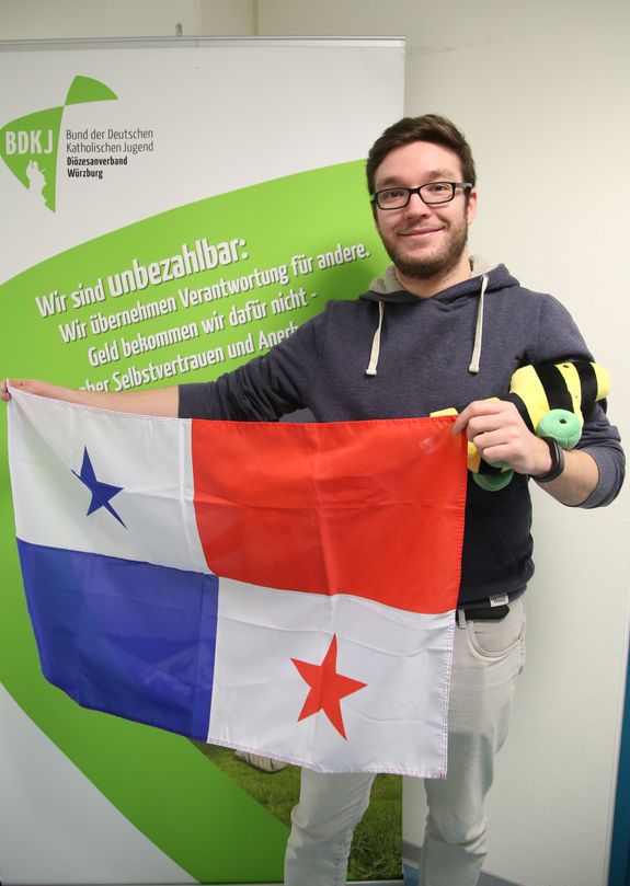 Sebastian Dietz, Vorsitzender des Bundes der Deutschen Katholischen Jugend (BDKJ), freut sich auf den Weltjugendtag in Panama und nimmt eine Tigerente als Gastgeschenk mit. Sebastian Dietz, Vorsitzender des Bundes der Deutschen Katholischen Jugend (BDKJ), freut sich auf den Weltjugendtag in Panama und nimmt eine Tigerente als Gastgeschenk mit.