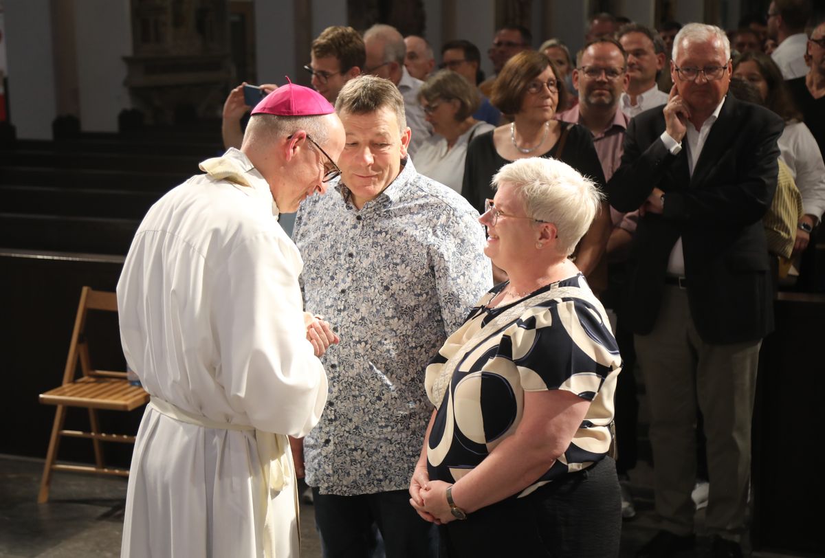 Mit rund 1000 Eheleuten, die in diesem Jahr Silberhochzeit haben, feierte Bischof Dr. Franz Jung am Freitagabend, 4. Juli 2025, einen Pontifikalgottesdienst im Kiliansdom. Im Anschluss erteilten er, Weihbischof Paul Reder sowie weitere Seelsorgerinnen und Seelsorger den Paaren einzeln den Segen.