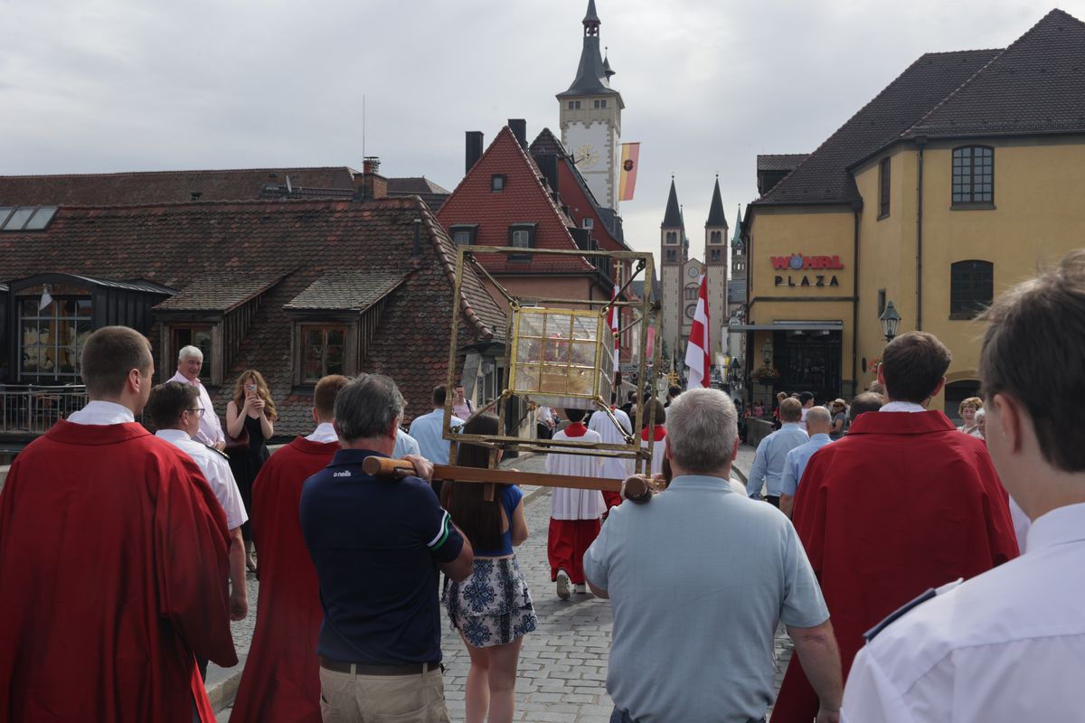 Mit einer Reliquienprozession von Sankt Burkard über die Alte Mainbrücke und einem Pontifikalgottesdienst im Kiliansdom ist am Sonntag, 6. Juli, die Kiliani-Wallfahrtswoche 2025 eröffnet worden.