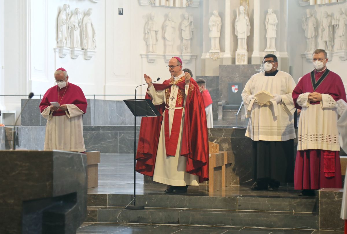 Bischof Dr. Franz Jung feierte am 6. Juli 2021 im Kiliansdom eine Pontifikalvesper mit Priestern, Diakonen, Ordensleuten, Missionaren sowie Pastoralen Mitarbeiterinnen und Mitarbeitern.