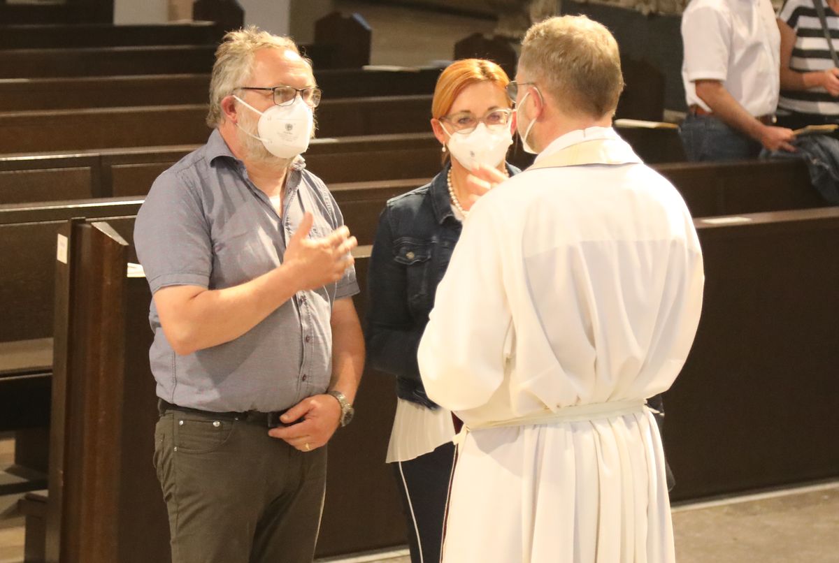 2621/0613 Gottesdienst für Ehejubilare Generalvikar Dr. Vorndran am Freitag, 25. Juni 2021_27672 Generalvikar Dr. Jürgen Vorndran feierte am Freitagabend, 25. Juni, einen Dankgottesdienst mit Ehepaaren, die seit 25 Jahren verheiratet sind. Anschließend spendeten der Generalvikar sowie weitere Priester und Diakone den Jubilaren mit Abstand den Segen.