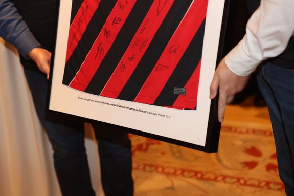 Das gerahmte Trikot ist noch um einen zum Domkapitel passenden Psalmspruch ergänzt.  Das gerahmte Trikot ist noch um einen zum Domkapitel passenden Psalmspruch ergänzt.