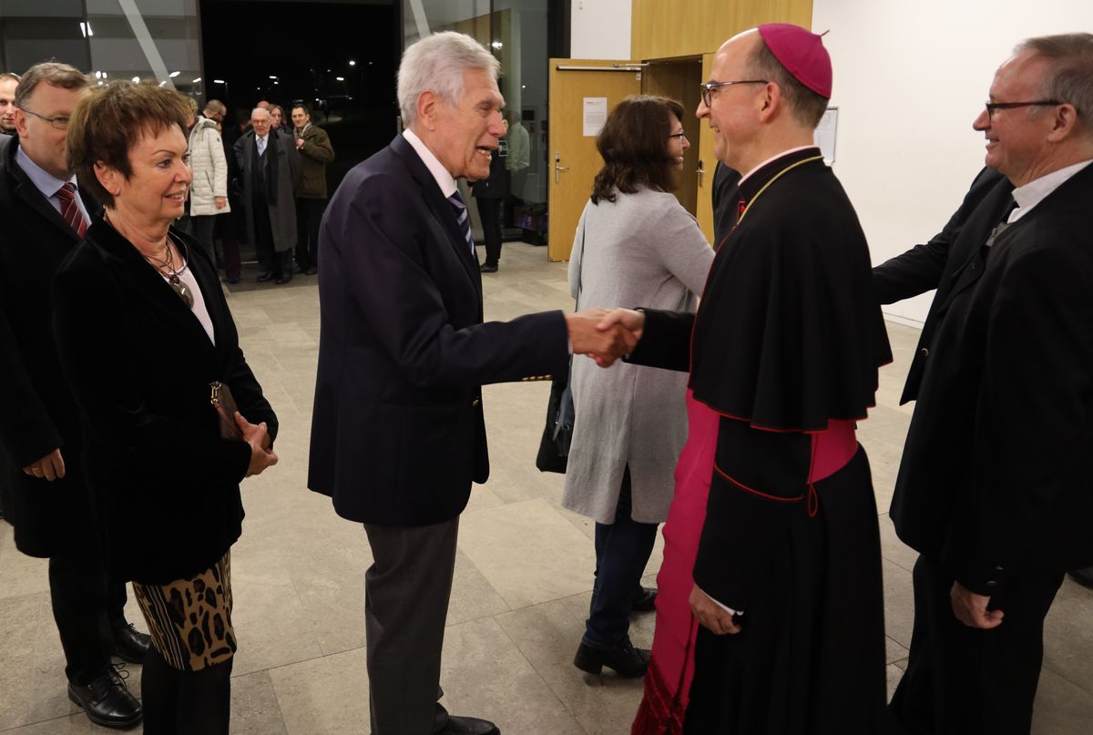 Bischof Dr. Franz Jung begrüßte gemeinsam mit Generalvikar Thomas Keßler und Domkapitular Clemens Bieber, Vorsitzender des Diözesan-Caritasverbands, die Gäste am Eingang des Hörsaalgebäudes. 