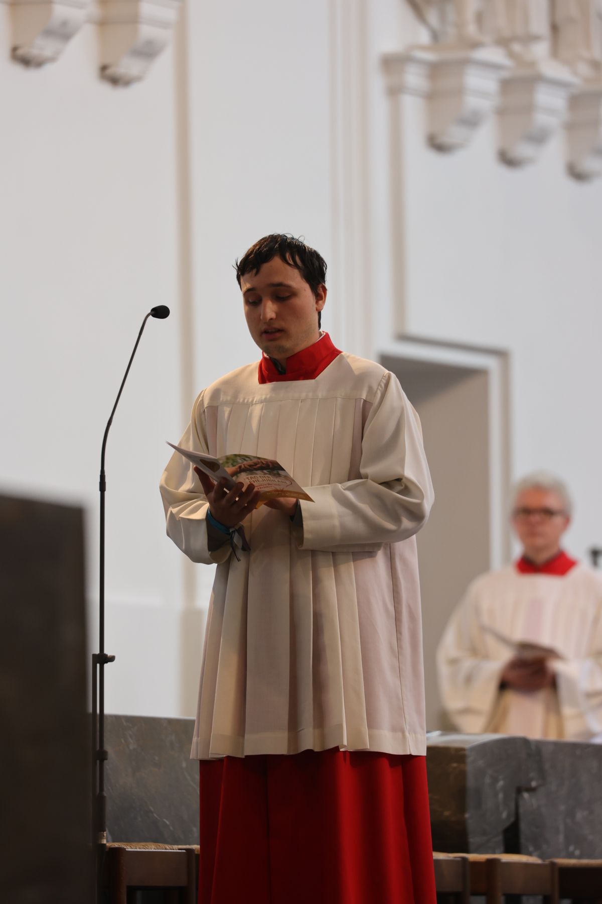 Mit mehr als 400 Ehepaaren, die seit 50, 60, 65 oder 70 Jahren verheiratet sind, hat Weihbischof em. Ulrich Boom am Donnerstagvormittag, 4. Juli, im Würzburger Kiliansdom einen Pontifikalgottesdienst gefeiert.