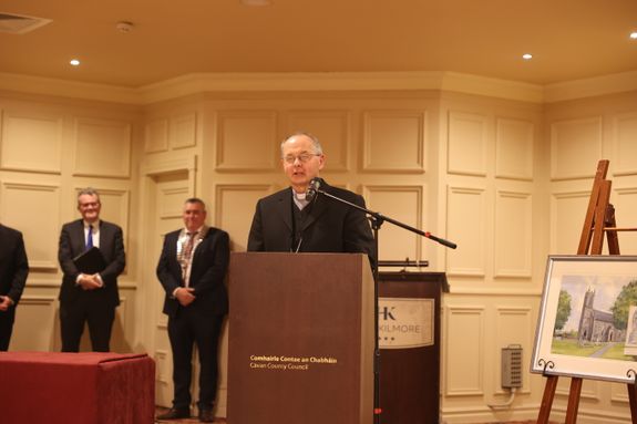 Bischof Martin Hayes dankte für den Besuch der Würzburger Pilgergruppe mit den Reliquien der Frankenapostel in deren irischer Heimat.