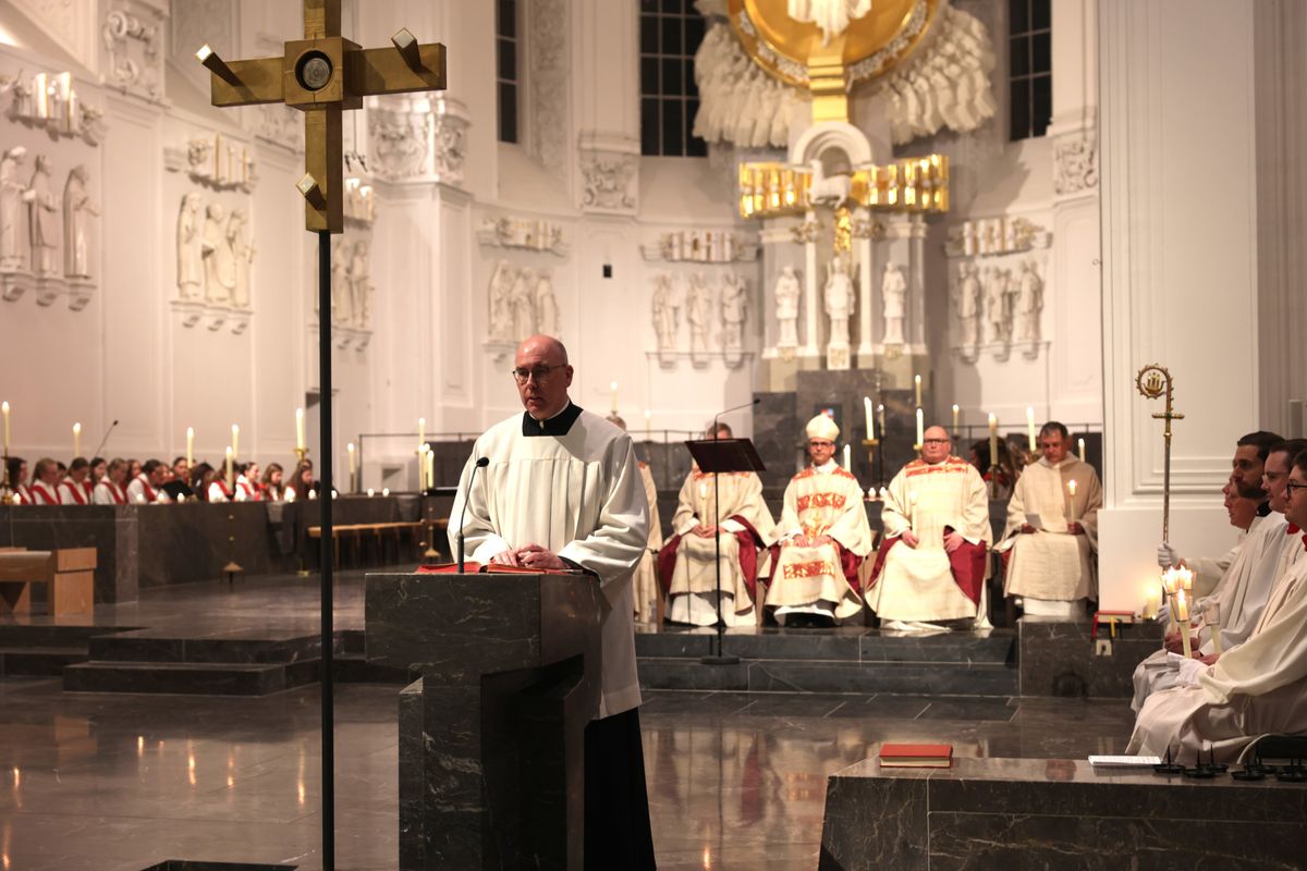 Bischof Dr. Franz Jung feierte am Samstag, 19. April, im Würzburger Kiliansdom die Osternacht. 