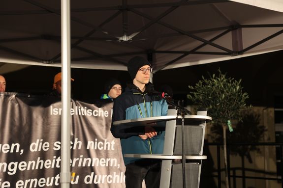 Wie menschenverachtend die Nationalsozialisten mit jüdischen Menschen umgingen, verdeutlichte Noah Wunderlich mit dem Bericht der Auschwitz-Überlebenden Cordelia Edvardson von der Selektion durch den KZ-Arzt Josef Mengele. 