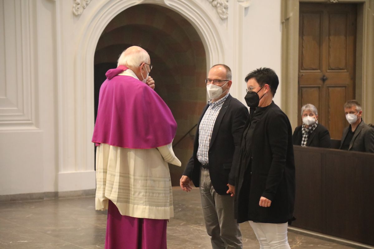 2721/0637-Dankgottesdienst für Ehejubilare mit Bischof Dr. Franz Jung_28313 Bischof Dr. Franz Jung hat am Mittwochabend, 30. Juni, einen Gottesdienst im Würzburger Kiliansdom gefeiert.