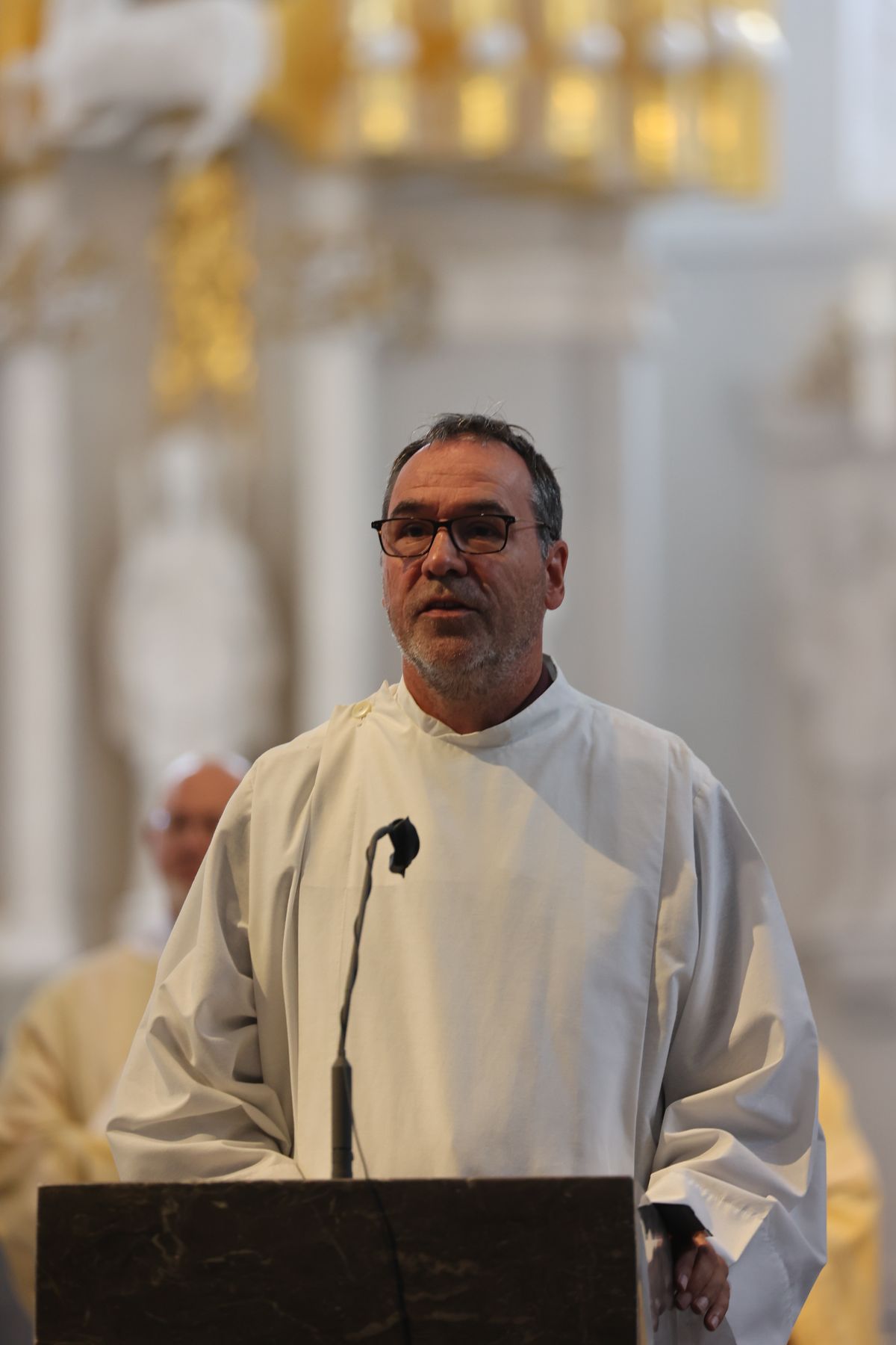 Mit mehr als 400 Ehepaaren, die seit 50, 60, 65 oder 70 Jahren verheiratet sind, hat Weihbischof em. Ulrich Boom am Donnerstagvormittag, 4. Juli, im Würzburger Kiliansdom einen Pontifikalgottesdienst gefeiert.