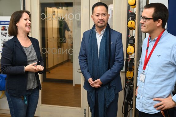 Die Studienräte Tanja Hofbeck und Martin Husch erklären Dr. Terry Qian (Mitte) das Konzept der Don-Bosco Berufsschule.
