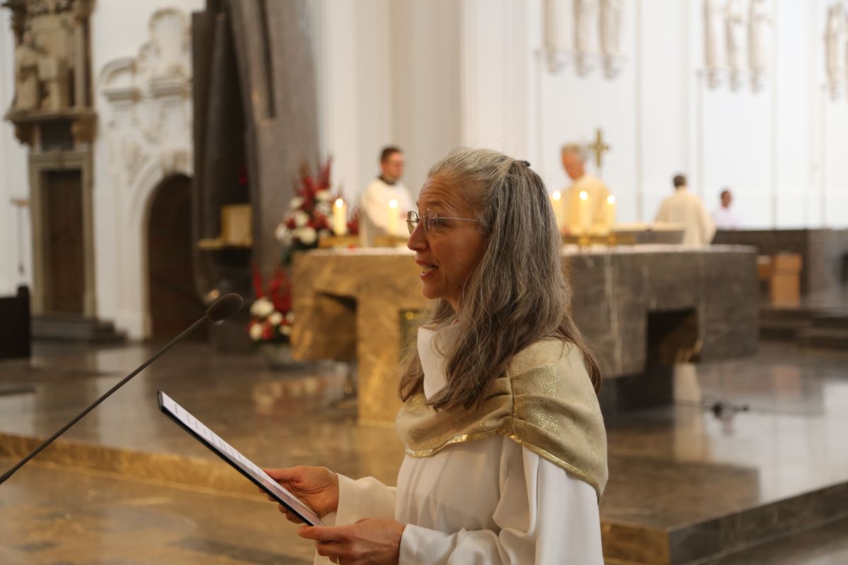 Rund 250 Ehejubilare haben am Freitagnachmittag, 4. Juli, im Kiliansdom in einem Pontifikalgottesdienst mit Weihbischof em. Ulrich Boom ihr Eheversprechen erneuert. 