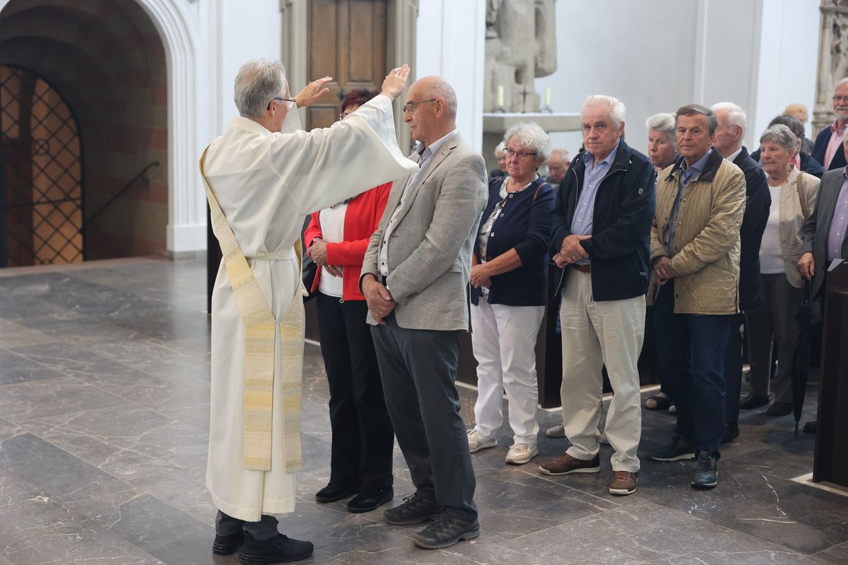 Seelsorgerinnen und Seelsorger spendeten nach dem Gottesdienst den Jubelpaaren individuell den Segen. 