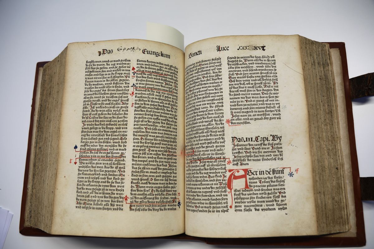 Ein eifriger Leser hat sich in den Randspalten der "Grüninger-Bibel" mit einem selbst entworfenen Kommentarsystem verewigt. Ein eifriger Leser hat sich in den Randspalten der "Grüninger-Bibel" mit einem selbst entworfenen Kommentarsystem verewigt.