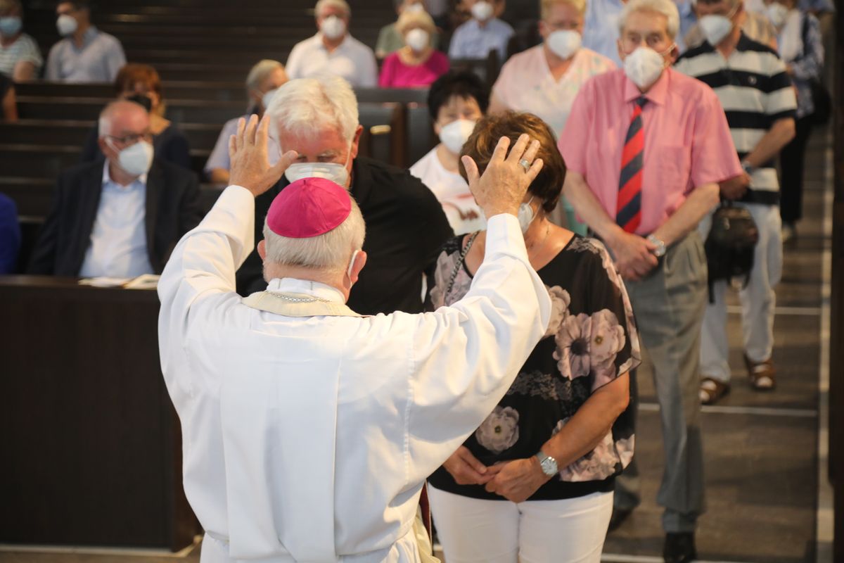 2621/0622 - Ehejubilare Gold mit Weihbischof Ulrich Boom_27890 Weihbischof Ulrich Boom feierte am Montagnachmittag, 26. Juni, einen Gottesdienst für Ehepaare, die 2020 oder 2021 ihr goldenes, diamantenes oder eisernes Ehejubiläum hatten. Im Anschluss konnten sich die Paare segnen lassen.