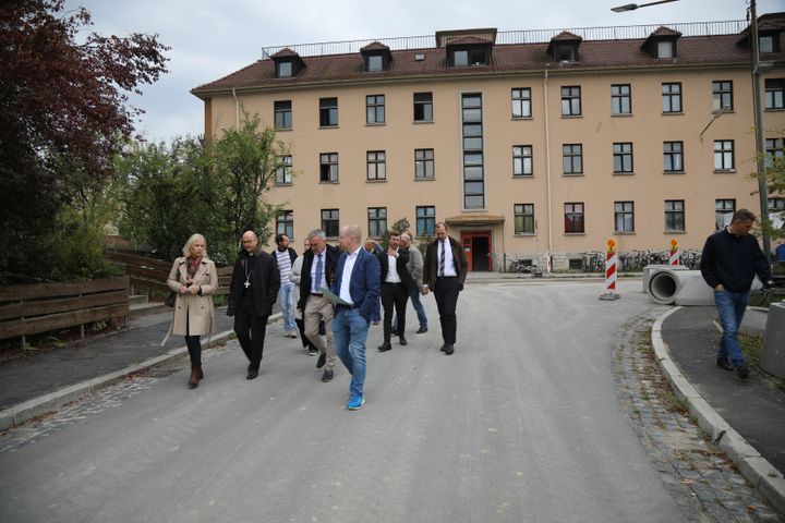 Bischof Dr. Franz Jung und Regierungspräsidentin Dr. Susanne Weizendörfer (vorne) im Gespräch. Rechts Johannes Hardenacke und Benjamin Kraus von der Regierung von Unterfranken. 