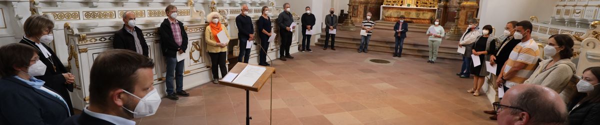 2721/0642 Umweltauditor(inn)en_28360 Bei einem ökumenischen Gottesdienst im Würzburger Neumünster überreichten Regionalbischöfin Gisela Bornowski und Dompfarrer Stefan Gessner die Zertifikate an die neuen kirchlichen Umweltauditorinnen und -auditoren.