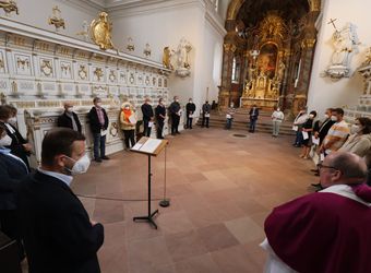 2721/0642 Umweltauditor(inn)en_28360 Bei einem ökumenischen Gottesdienst im Würzburger Neumünster überreichten Regionalbischöfin Gisela Bornowski und Dompfarrer Stefan Gessner die Zertifikate an die neuen kirchlichen Umweltauditorinnen und -auditoren.