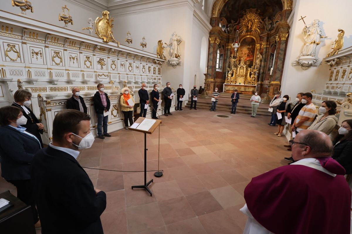 2721/0642 Umweltauditor(inn)en_28360 Bei einem ökumenischen Gottesdienst im Würzburger Neumünster überreichten Regionalbischöfin Gisela Bornowski und Dompfarrer Stefan Gessner die Zertifikate an die neuen kirchlichen Umweltauditorinnen und -auditoren.