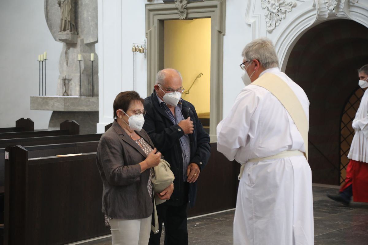 2621/0609 Ehejubilare Weihbischof Boom_27537 Weihbischof Boom und weiteren Priester und Diakone weihen Ehejubilare, die ihr goldenes, diamantenes oder eisernes Ehejubiläum feiern.