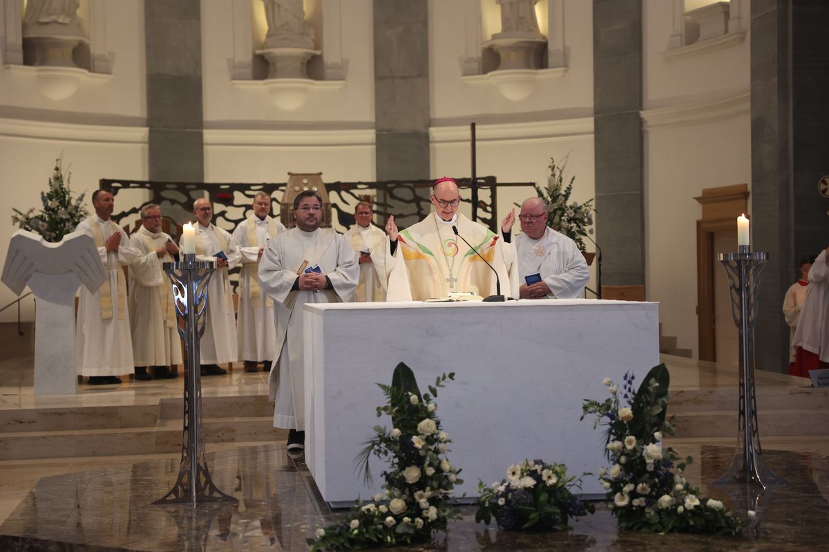 Bischof Dr. Franz Jung feierte am Festtag des heiligen Franziskus in der Kathedrale des heiligen Mél in Longford einen Gottesdienst. Im Anschluss lud die Pfarrei zum Kaffee in das Untergeschoss ein.