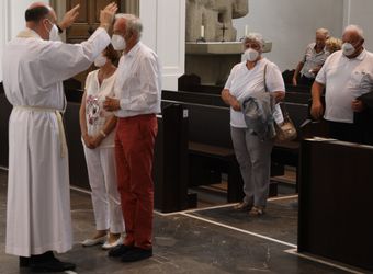 Mit rund 110 Ehepaaren aus der ganzen Diözese hat Weihbischof Ulrich Boom am Mittwochnachmittag, 23. Juni, einen Pontifikalgottesdienst gefeiert. Eingeladen waren Ehejubilare, die in den Jahren 2020 und 2021 auf 50, 60 oder 65 gemeinsame Jahre zurückblicken.
