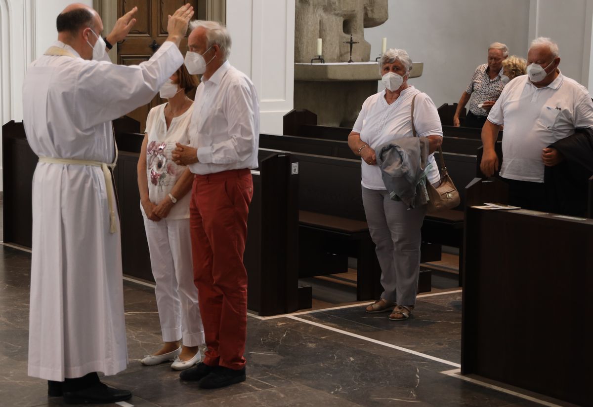 Mit rund 110 Ehepaaren aus der ganzen Diözese hat Weihbischof Ulrich Boom am Mittwochnachmittag, 23. Juni, einen Pontifikalgottesdienst gefeiert. Eingeladen waren Ehejubilare, die in den Jahren 2020 und 2021 auf 50, 60 oder 65 gemeinsame Jahre zurückblicken.