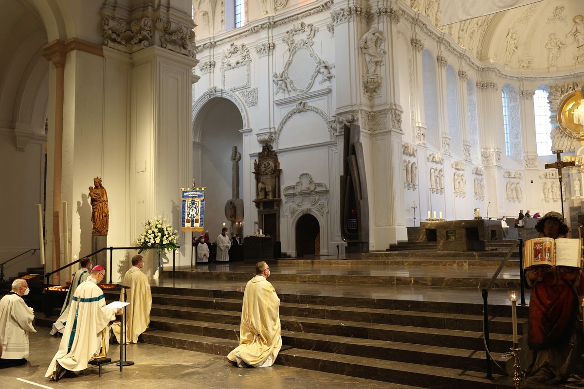 Bischof Dr. Franz Jung hat die Menschheit, insbesondere die Ukraine und Russland, bei einem Pontifikalgottesdienst am Freitagabend, 25. März, dem Unbefleckten Herzen Mariens geweiht.