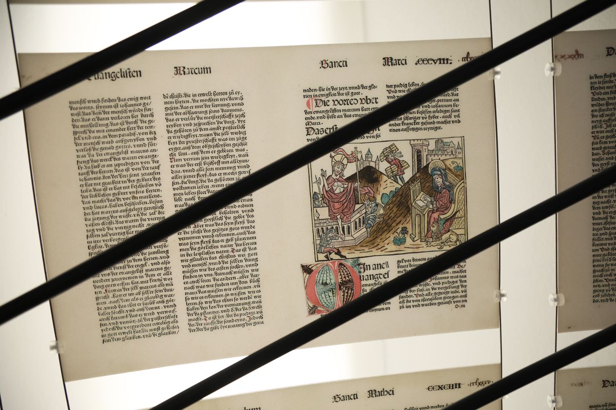 Mit ein bisschen Suchen findet man auch den Beginn des Markusevangeliums - inklusive bräunlicher Verfärbung in der Initiale. Mit ein bisschen Suchen findet man auch den Beginn des Markusevangeliums - inklusive bräunlicher Verfärbung in der Initiale.