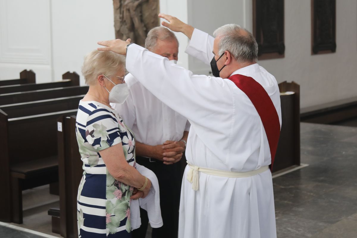 2621/0625 Gottesdienst für Ehejubilare mit Weihbischof Ulrich Boom am 29. Juni 2021_28097 Weihbischof Ulrich Boom feierte am Dienstagnachmittag, 29. Juni, einen Gottesdienst für Ehepaare, die 2020 oder 2021 ihr goldenes, diamantenes oder eisernes Ehejubiläum hatten. Im Anschluss konnten sich die Paare segnen lassen.