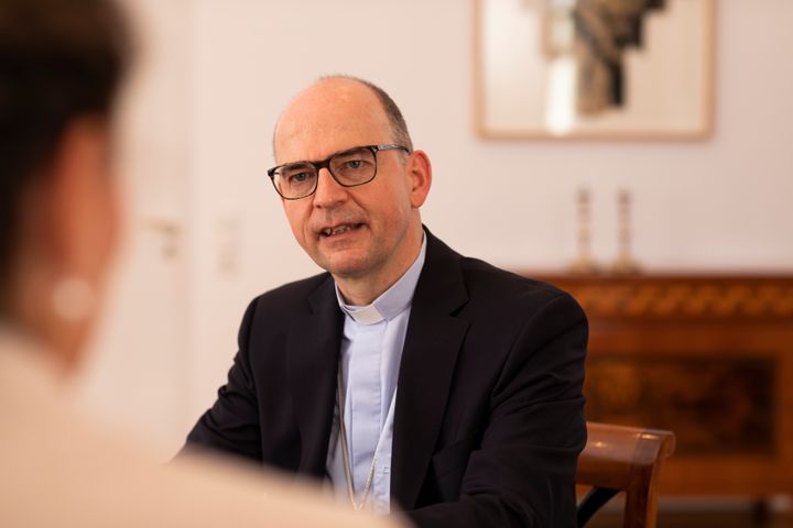 Bischof Dr. Franz Jung ist am Dienstagnachmittag, 22. Dezember, zwischen 14 und 17 Uhr am Telefon persönlich unter der Nummer 0931/38612345 zu sprechen.