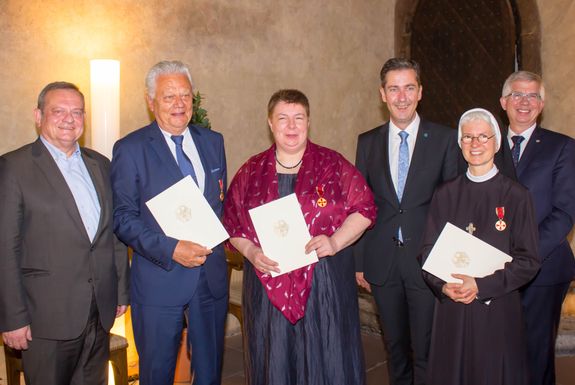 Verleihung der Verdienstmedaille des Verdienstordens der Bundesrepublik Deutschland (von links): Landtagsabgeordneter Manfred Ländner, Dr. Reinhart Stumpf, Xenia Heimberger, Oberbürgermeister Christian Schuchardt, Schwester Katharina Merz und Bundestagsabgeordneter Andrew Ullmann.