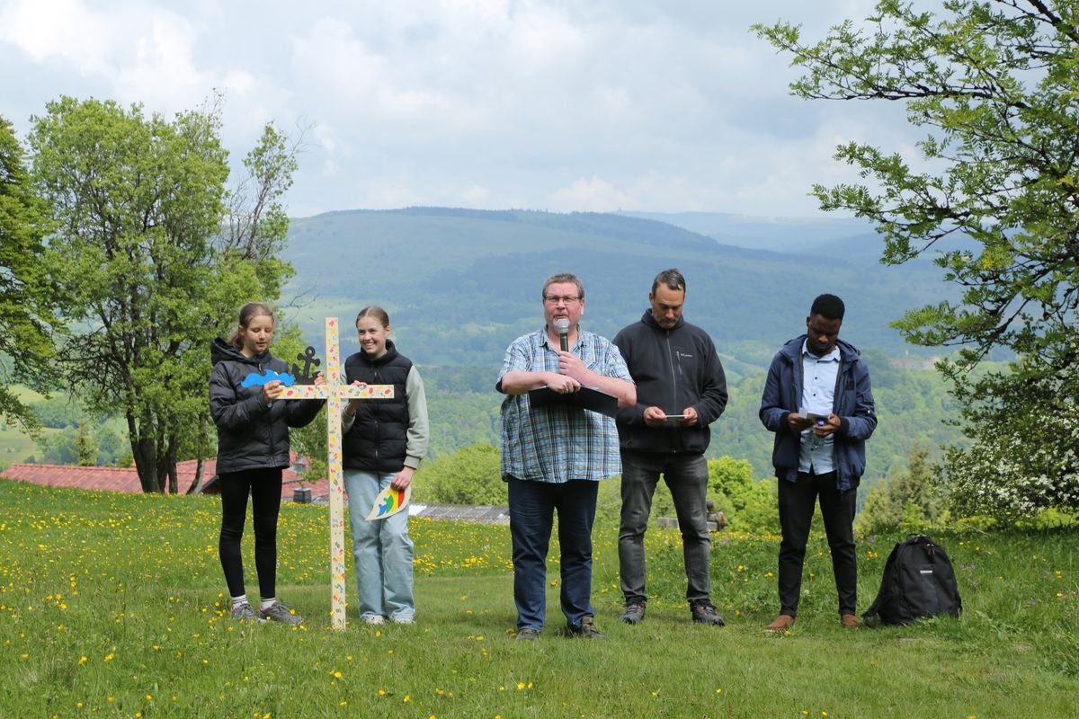 Fast 400 Gläubige haben an der Ökumenischen Kreuzbergwallfahrt mit Bischof Jung und Regionalbischöfin Bornowski teilgenommen.  Fast 400 Gläubige haben an der Ökumenischen Kreuzbergwallfahrt mit Bischof Jung und Regionalbischöfin Bornowski teilgenommen.