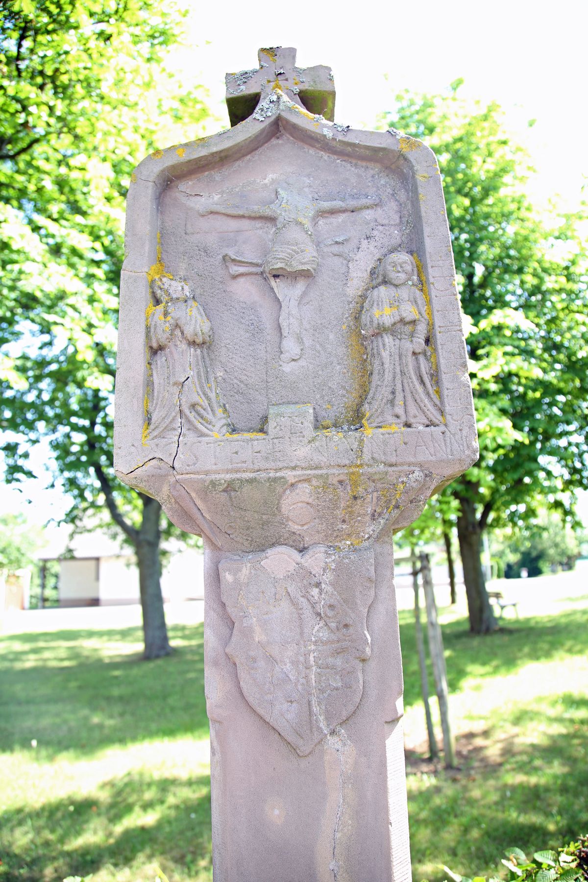 Der Pestbildstock trägt das Wappen von Fürstbischof Julius Echter von Mespelbrunn.