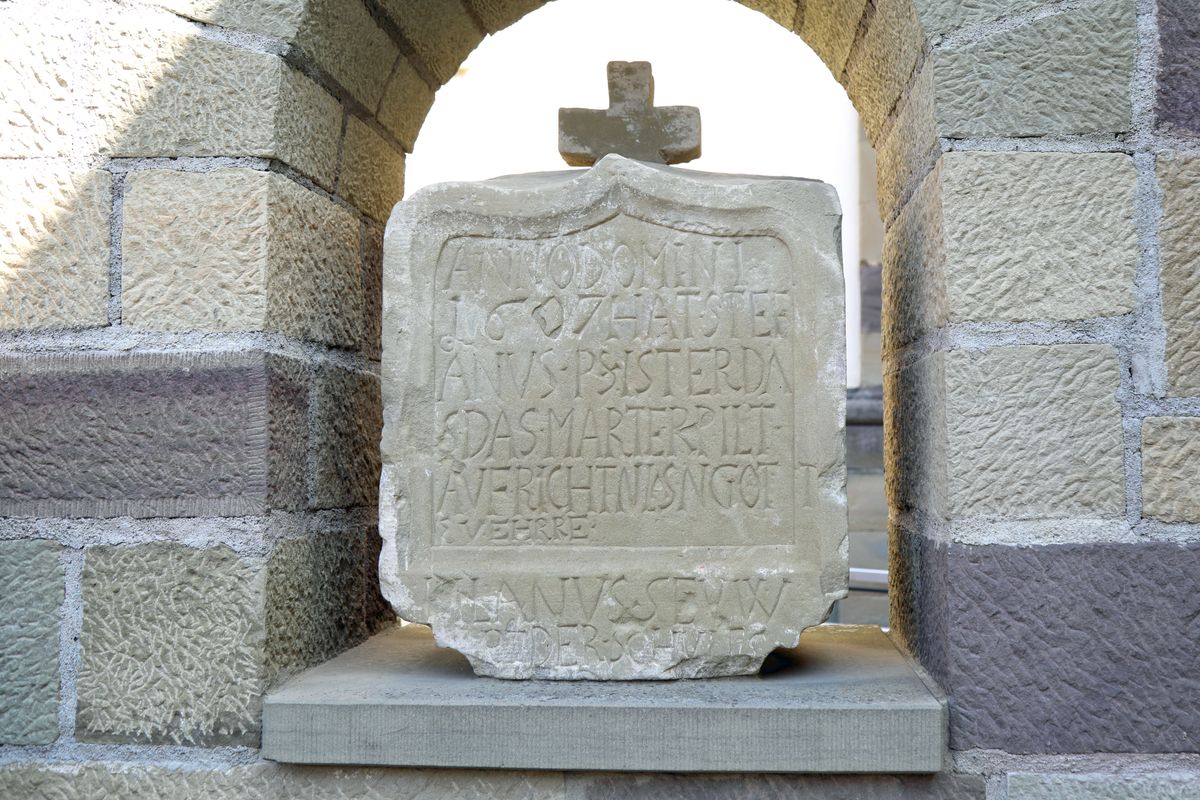 Auf der Rückseite ist eine Inschrift zu sehen.