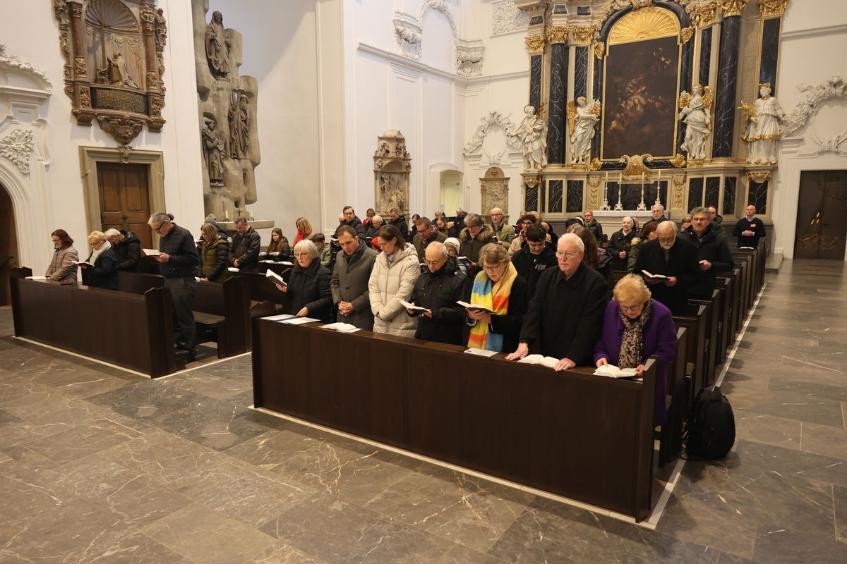Mit einer Prozession vom Neumünster zum Kiliansdom und einer Pontifikalmesse hat Bischof Dr. Franz Jung am Dienstag, 31. Dezember, in Würzburg für das Bistum das Heilige Jahr eröffnet. Es steht unter dem Motto "Pilger der Hoffnung". 