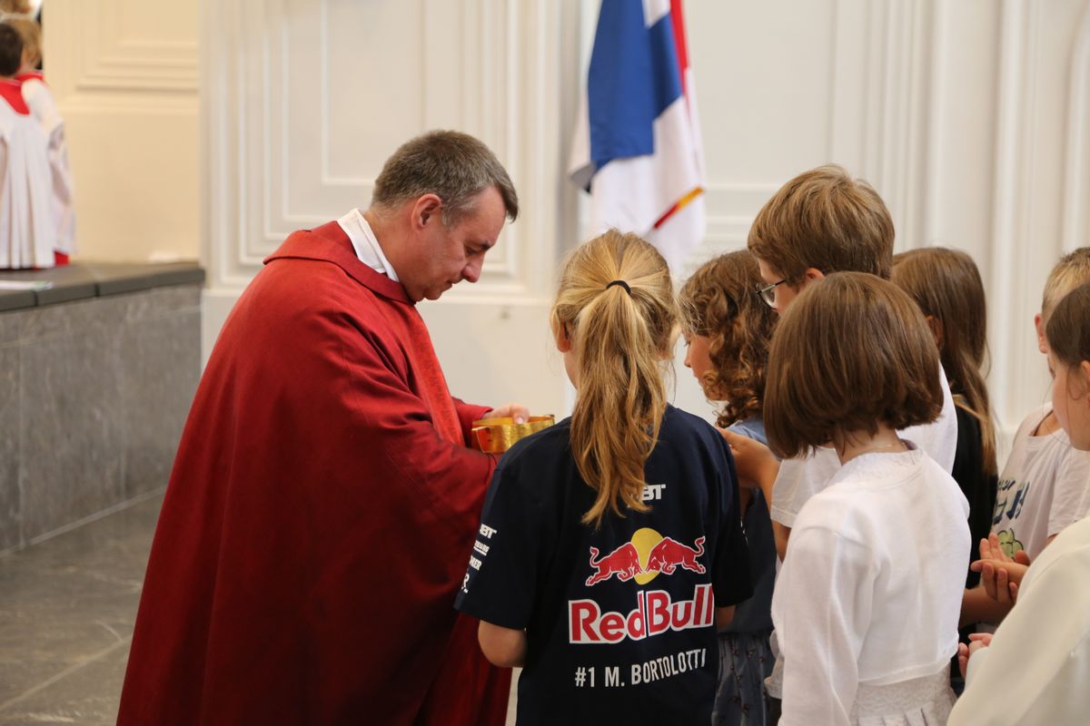 Über 1400 Kinder und ihre Begleiter sind am Montagvormittag, 7. Juli 2025, zum Gottesdienst für Erstkommunionkinder mit Bischof Dr. Franz Jung in den Würzburger Kiliansdom gekommen. 