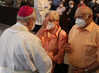 Bischof em. Dr. Friedhelm Hofmann feierte am Freitagnachmittag, 25. Juni, einen Dankgottesdienst mit Ehepaaren, die seit 50, 60 oder 65 Jahren verheiratet sind. Anschließend spendeten der Bischof sowie weitere Priester und Diakone den Jubilaren mit Abstand den Segen.