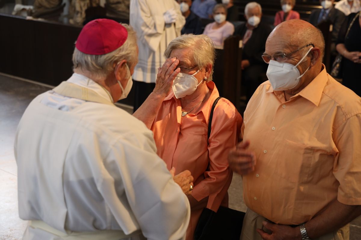 Bischof em. Dr. Friedhelm Hofmann feierte am Freitagnachmittag, 25. Juni, einen Dankgottesdienst mit Ehepaaren, die seit 50, 60 oder 65 Jahren verheiratet sind. Anschließend spendeten der Bischof sowie weitere Priester und Diakone den Jubilaren mit Abstand den Segen.