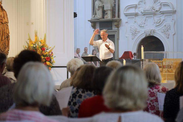 Christian Stegmann, Fachbereichsleiter für das Chorwesen in der Diözese Würzburg, leitete den großen Chor, derMitglieder aus mehr als 20 Chören aus dem ganzen Bistum vereinte.